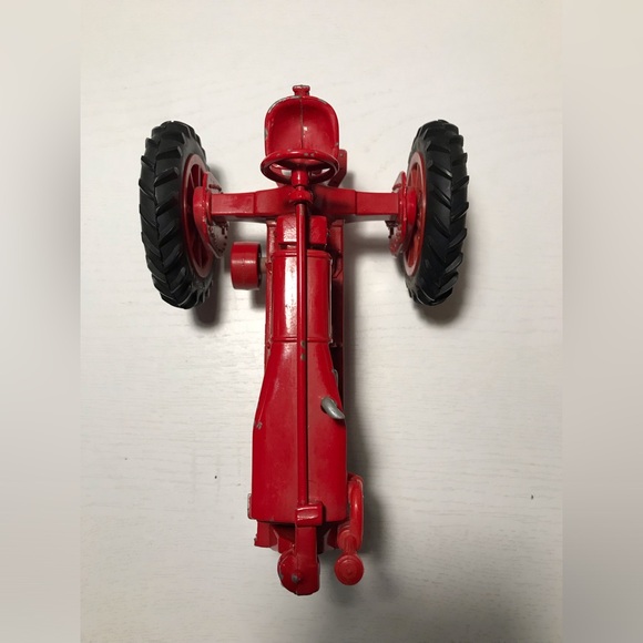 ERTL 1:16 Scale McCormick Deering Farmall F-20 Tractor - Picture 9 of 9